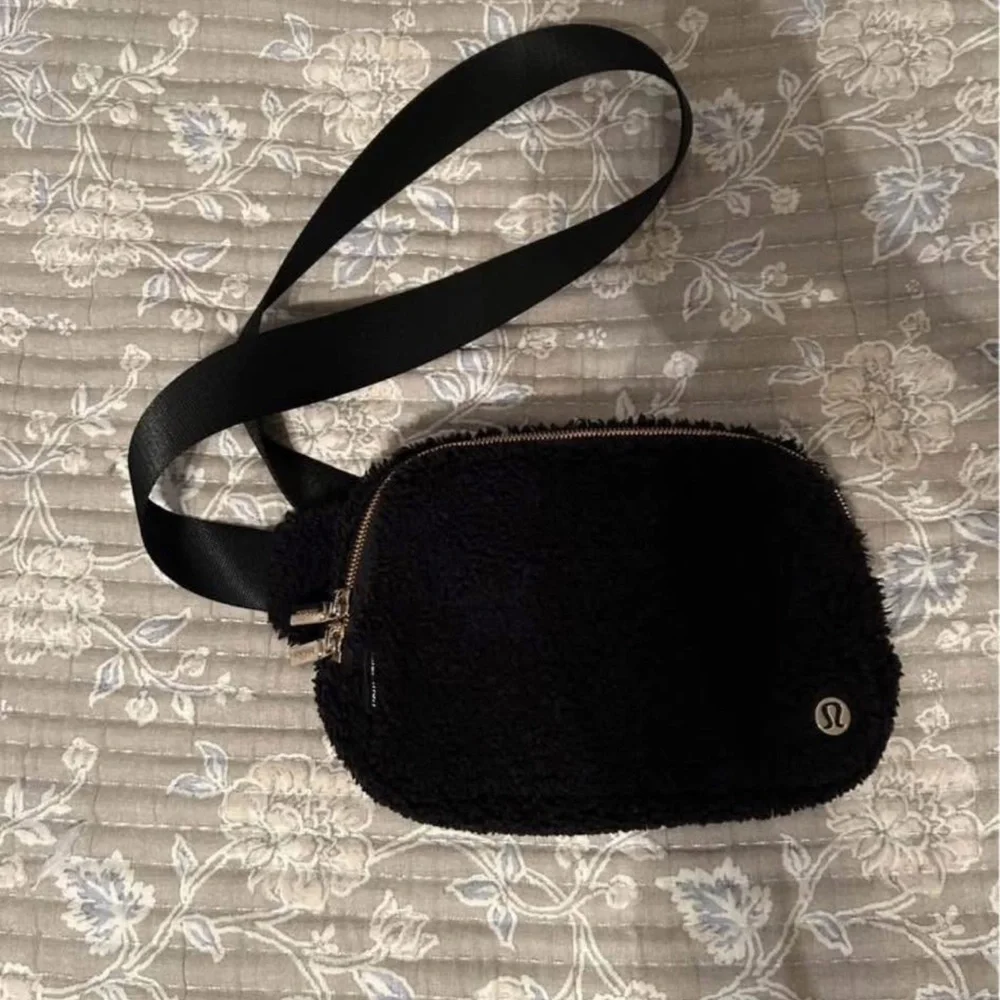 lululemon athletica Textured Black Crossbody Bag - Picture 1 of 2
